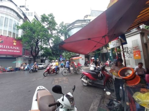 Hanoi in the morning. Vendors startpreparing for Hanoi street food