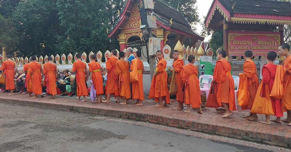 alms giving luang prabang featured page