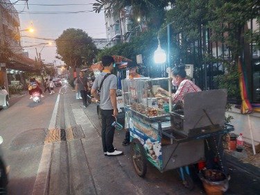 Food hawkers near Aiyapura Hotel