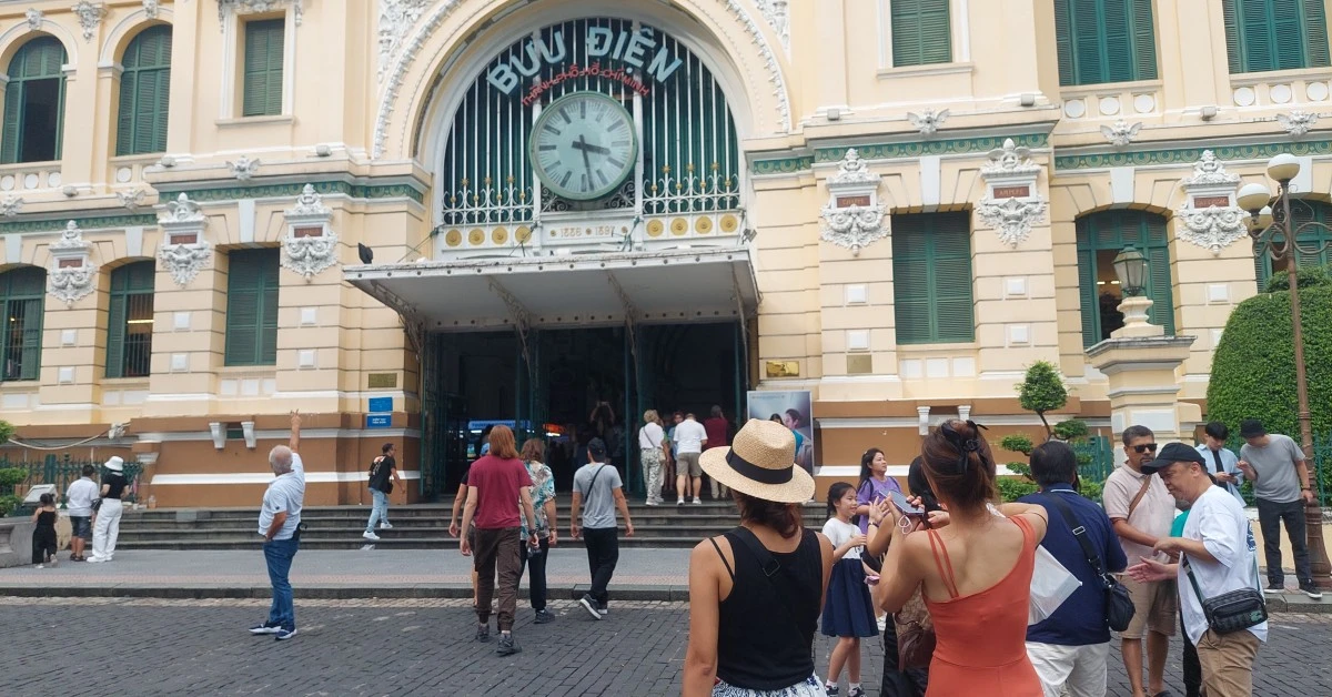24-Hours-In-Ho-Chi-Minh-Feature-Page with two girls visiting Saigon Post Office