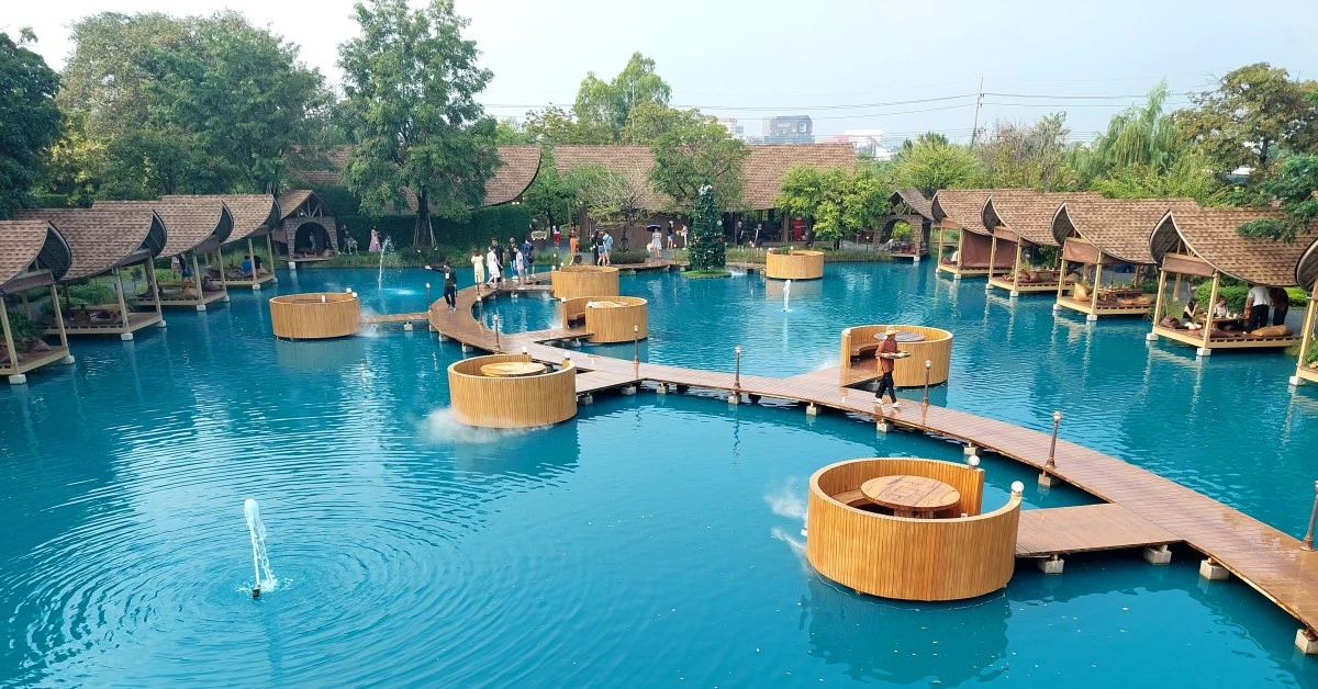 Bubble-In-the-Forest-Review-Feature-Page a photo with main bridge several circle seats surround by water and boat houses