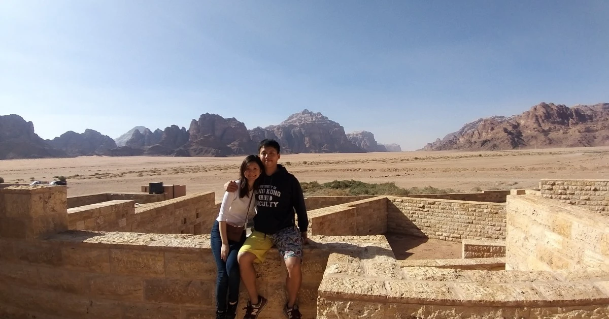 A page with Regulus and his wift taking picture at Wadi Rum (Jordan) dessert