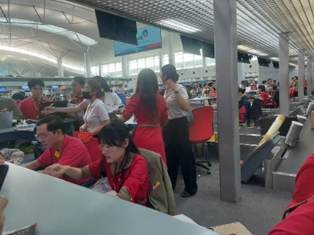 whole indifferent Vietjet crew