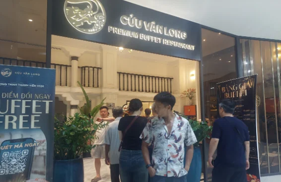 Long queue at frontdorr as well