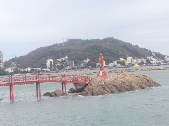 The lover statue near the Vung Tau Ferry Terminal
