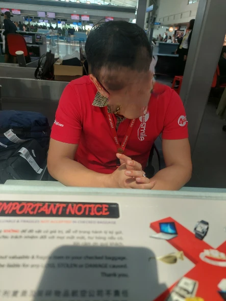 Photo of the rogue check in staff