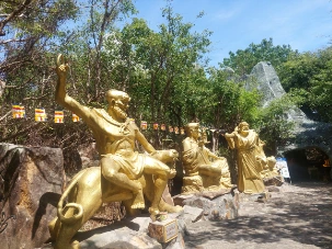 The statues near Buddha History Cave