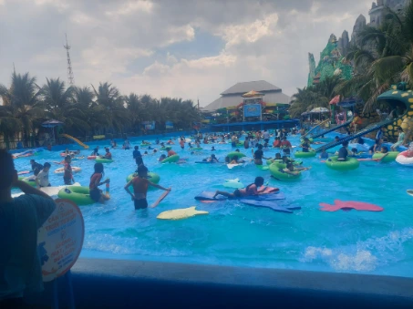 Wave pool with slides, tubes and locals