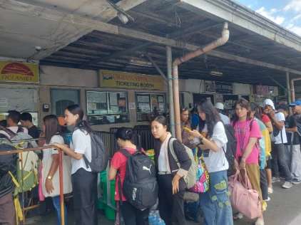 Very long queue in front of Oceanjet Office