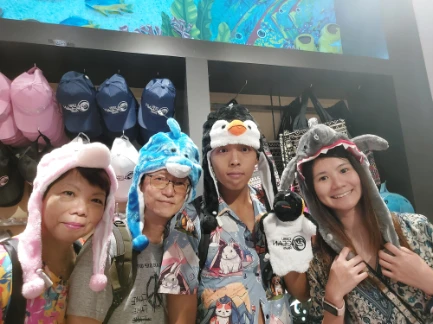 Buying cute caps at Cebu Ocean Park Gift Shop