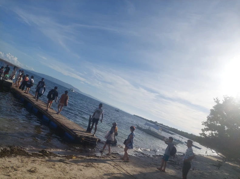 Getting on departure boat at Momo beach Panglao port