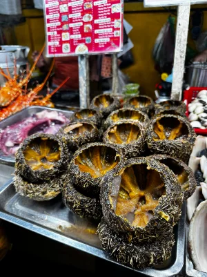 Grill sea urchin at Ho Thi Ky Food Street