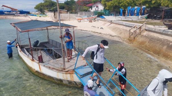 Tender boat connecting to the ferry