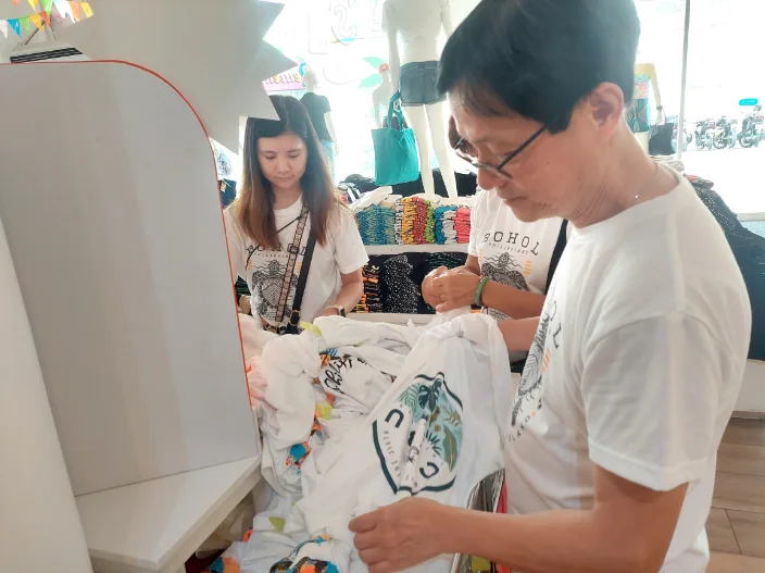 Choosing Cebu theme T-shirt at Island Souvenir