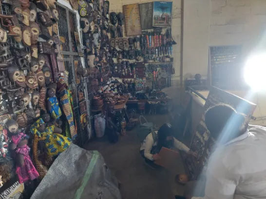 Choosing African souvenir