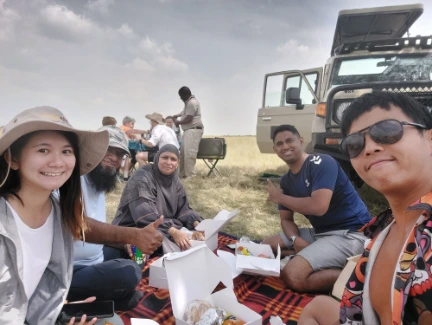 Safari lunch in Kenya is always picnic