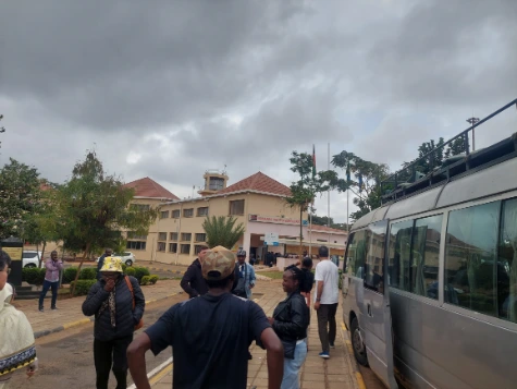 The bus will wait for all customers complete border crossing