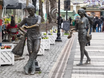 Lovers statue at pedestrian street Eugen Doga Chisinau