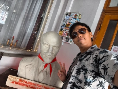 Selfie with a Lenin Statue