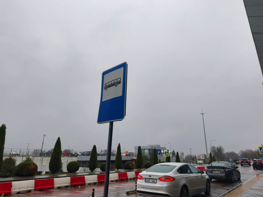 The bus sign pole without any bus number