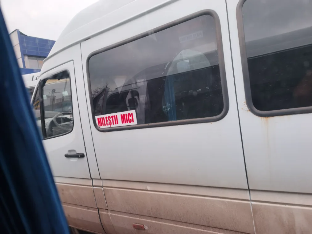 A bus with Miletii Mici Plate on it