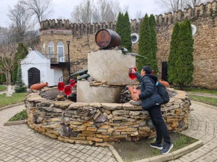 Taking photo with the signature fountain of the Miletii Mici